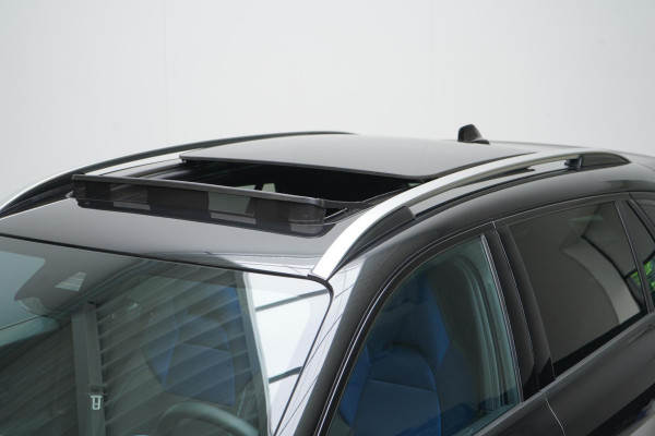 Lynk & Co 01 1.5 | Zwart optiek | 360 camera | Panoramadak | Navigatie | Memory | Apple CarPlay