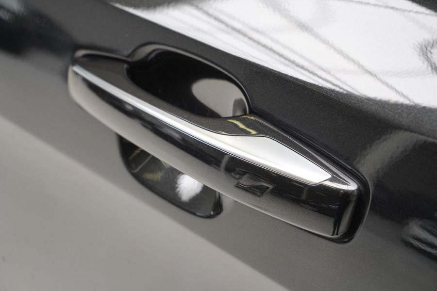 Lynk & Co 01 1.5 | Zwart optiek | 360 camera | Panoramadak | Navigatie | Memory | Apple CarPlay