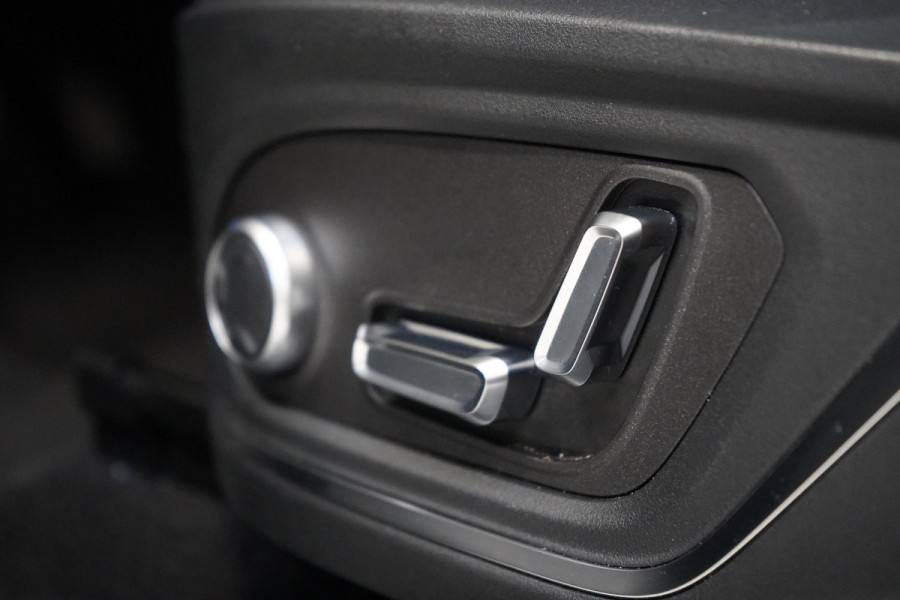 Lynk & Co 01 1.5 | Zwart optiek | 360 camera | Panoramadak | Navigatie | Memory | Apple CarPlay