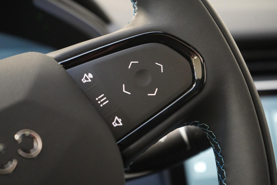 Lynk & Co 01 1.5 | Zwart optiek | 360 camera | Panoramadak | Navigatie | Memory | Apple CarPlay