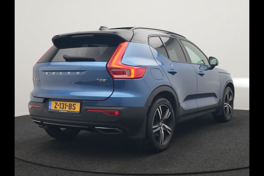 Volvo XC40 T5 Twin Engine R-Design PHEV 262pk | Trekhaak Af Fabriek | Panodak | Adaptive Cruise | 360 Camera | Harman / Kardon | Alcantara Sportstoelen Memory & Verwarmd | Apple Carplay | Stuur Verwarmd | Keyless | Blis | 19"L.M | Plug In Hybrid |