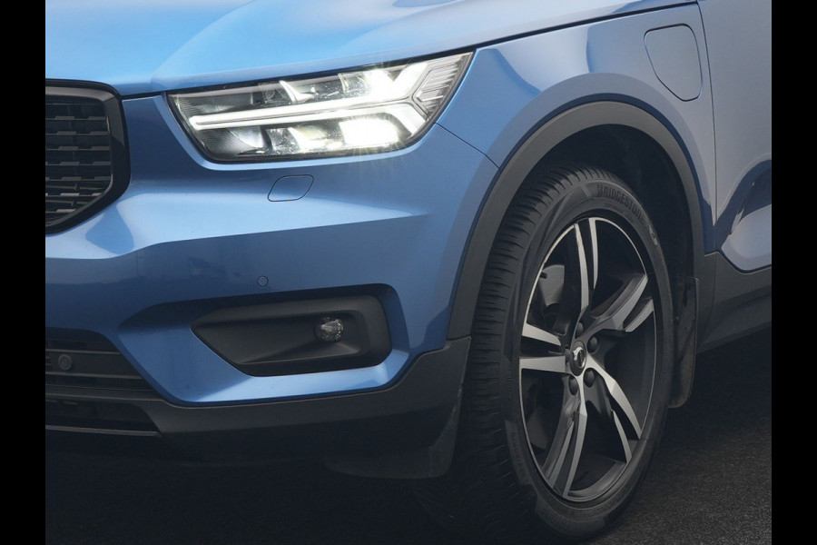 Volvo XC40 T5 Twin Engine R-Design PHEV 262pk | Trekhaak Af Fabriek | Panodak | Adaptive Cruise | 360 Camera | Harman / Kardon | Alcantara Sportstoelen Memory & Verwarmd | Apple Carplay | Stuur Verwarmd | Keyless | Blis | 19"L.M | Plug In Hybrid |
