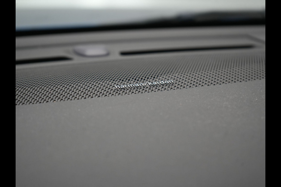 Volvo XC40 T5 Twin Engine R-Design PHEV 262pk | Trekhaak Af Fabriek | Panodak | Adaptive Cruise | 360 Camera | Harman / Kardon | Alcantara Sportstoelen Memory & Verwarmd | Apple Carplay | Stuur Verwarmd | Keyless | Blis | 19"L.M | Plug In Hybrid |