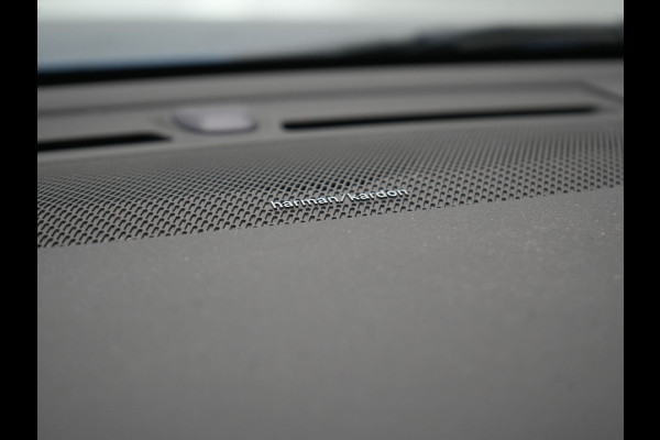 Volvo XC40 T5 Twin Engine R-Design PHEV 262pk | Trekhaak Af Fabriek | Panodak | Adaptive Cruise | 360 Camera | Harman / Kardon | Alcantara Sportstoelen Memory & Verwarmd | Apple Carplay | Stuur Verwarmd | Keyless | Blis | 19"L.M | Plug In Hybrid |