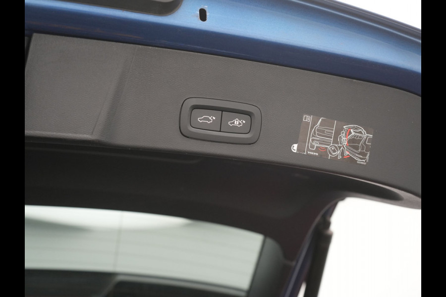 Volvo XC40 T5 Twin Engine R-Design PHEV 262pk | Trekhaak Af Fabriek | Panodak | Adaptive Cruise | 360 Camera | Harman / Kardon | Alcantara Sportstoelen Memory & Verwarmd | Apple Carplay | Stuur Verwarmd | Keyless | Blis | 19"L.M | Plug In Hybrid |