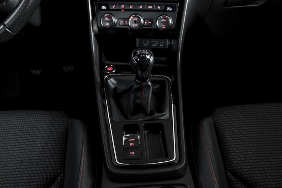 Seat Leon ST 1.5 TSI 150 PK FR Business Intense | Dig. Cockpit | Adapt. Cruise | Stoelverw. | PDC | Camera | NAV + App. Connect | ECC | Afn. Trekhaak | LM 19" |