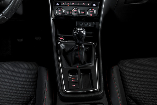 Seat Leon ST 1.5 TSI 150 PK FR Business Intense | Dig. Cockpit | Adapt. Cruise | Stoelverw. | PDC | Camera | NAV + App. Connect | ECC | Afn. Trekhaak | LM 19" |