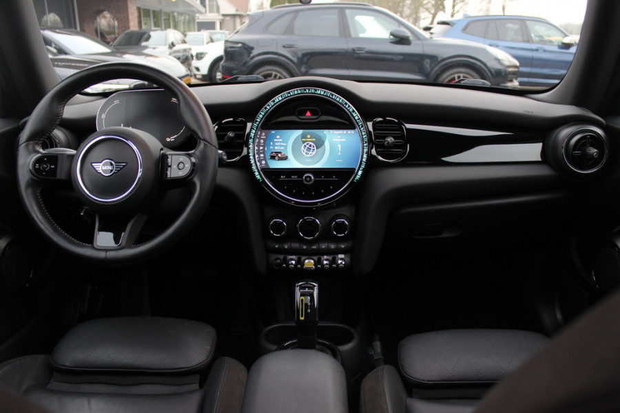 MINI Electric MINI Yours 33 kWh / SoH 95,3% / Panoramadak / Leder / Keyless / 17'' / CarPlay / Navigatie / Stuur+Stoelverwarming / Cruise Control / LED Koplampen