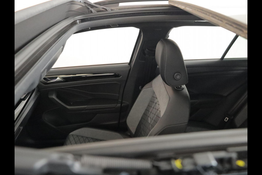 Volkswagen T-Roc 1.5 TSI R-Line 150 pk Automaat (DSG) | Navigatie via App | Panoramadak | Parkeersensoren (Park assist) | Achteruitrijcamera | Keyless | Black Style pakket | R-Line |