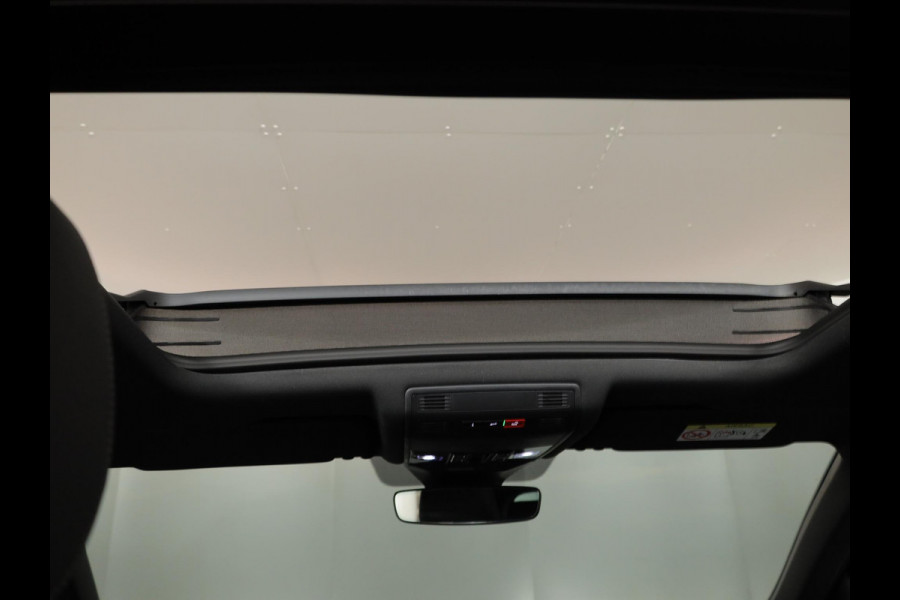 Volkswagen T-Roc 1.5 TSI R-Line 150 pk Automaat (DSG) | Navigatie via App | Panoramadak | Parkeersensoren (Park assist) | Achteruitrijcamera | Keyless | Black Style pakket | R-Line |
