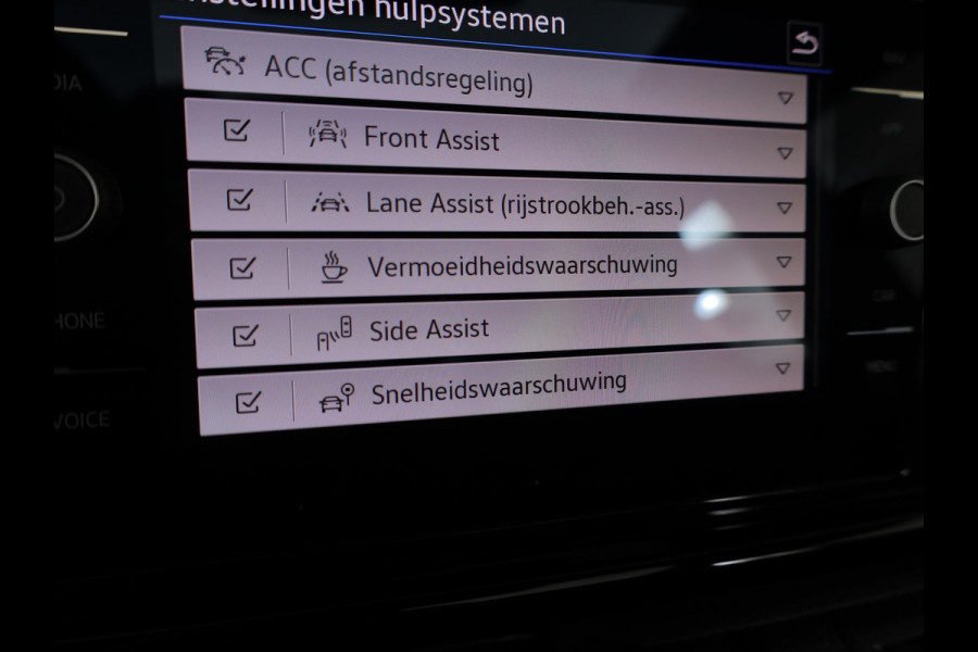 Volkswagen T-Roc 1.5 TSI R-Line 150 pk Automaat (DSG) | Navigatie via App | Panoramadak | Parkeersensoren (Park assist) | Achteruitrijcamera | Keyless | Black Style pakket | R-Line |