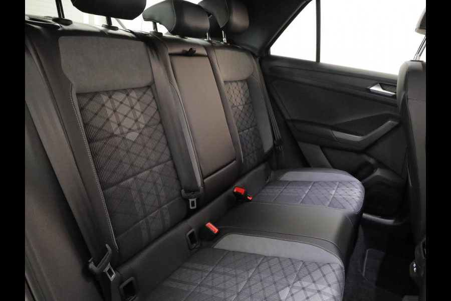 Volkswagen T-Roc 1.5 TSI R-Line 150 pk Automaat (DSG) | Navigatie via App | Panoramadak | Parkeersensoren (Park assist) | Achteruitrijcamera | Keyless | Black Style pakket | R-Line |