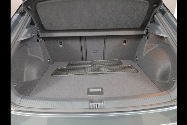 Volkswagen T-Roc 1.5 TSI R-Line 150 pk Automaat (DSG) | Navigatie via App | Panoramadak | Parkeersensoren (Park assist) | Achteruitrijcamera | Keyless | Black Style pakket | R-Line |