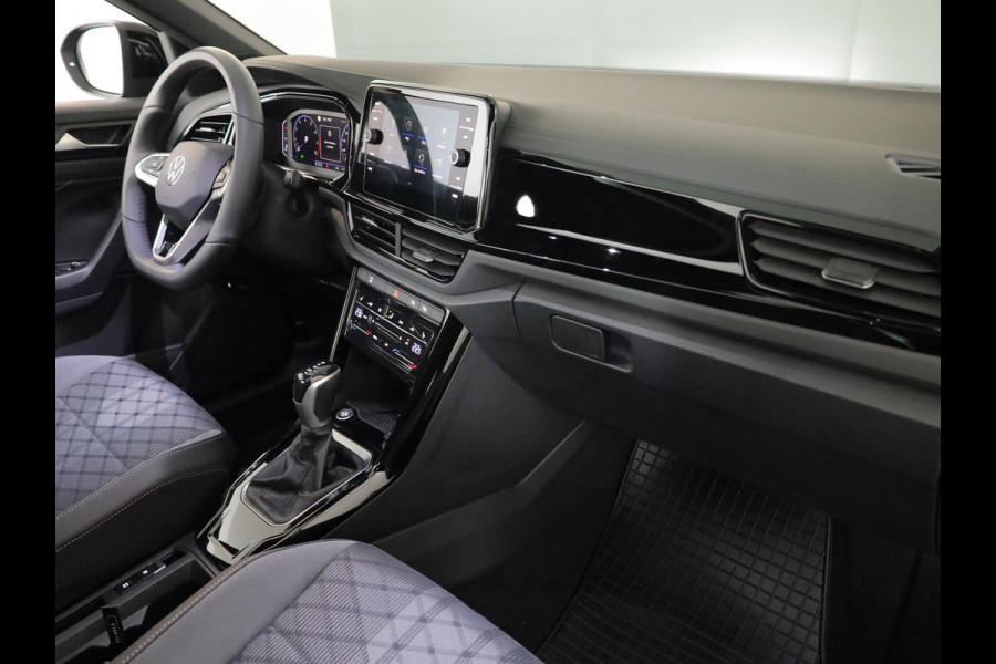 Volkswagen T-Roc 1.5 TSI R-Line 150 pk Automaat (DSG) | Navigatie via App | Panoramadak | Parkeersensoren (Park assist) | Achteruitrijcamera | Keyless | Black Style pakket | R-Line |