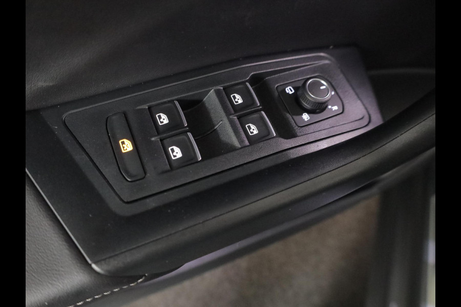 Volkswagen T-Roc 1.5 TSI R-Line 150 pk Automaat (DSG) | Navigatie via App | Panoramadak | Parkeersensoren (Park assist) | Achteruitrijcamera | Keyless | Black Style pakket | R-Line |