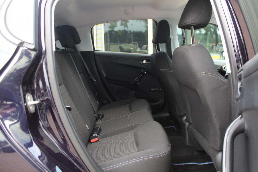 Peugeot 208 1.2 PureTech Blue Lease Executive / DISTR.RIEM VV / Navigatie / Parkeerhulp achter / 16'' / CarPlay / Cruise Control