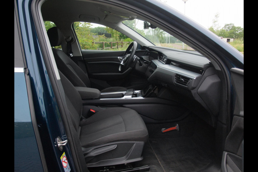 Audi e-tron 50 quattro edition 71 kWh | Trekhaak | 21 Inch Velgen | DAB | Parkeersensoren | Dealer onderhouden | NL-Auto |