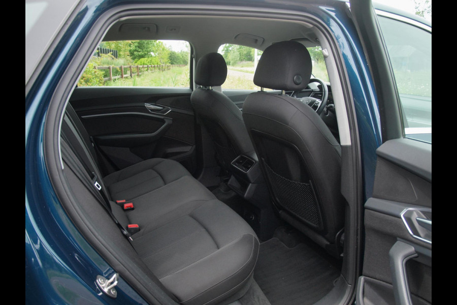 Audi e-tron 50 quattro edition 71 kWh | Trekhaak | 21 Inch Velgen | DAB | Parkeersensoren | Dealer onderhouden | NL-Auto |