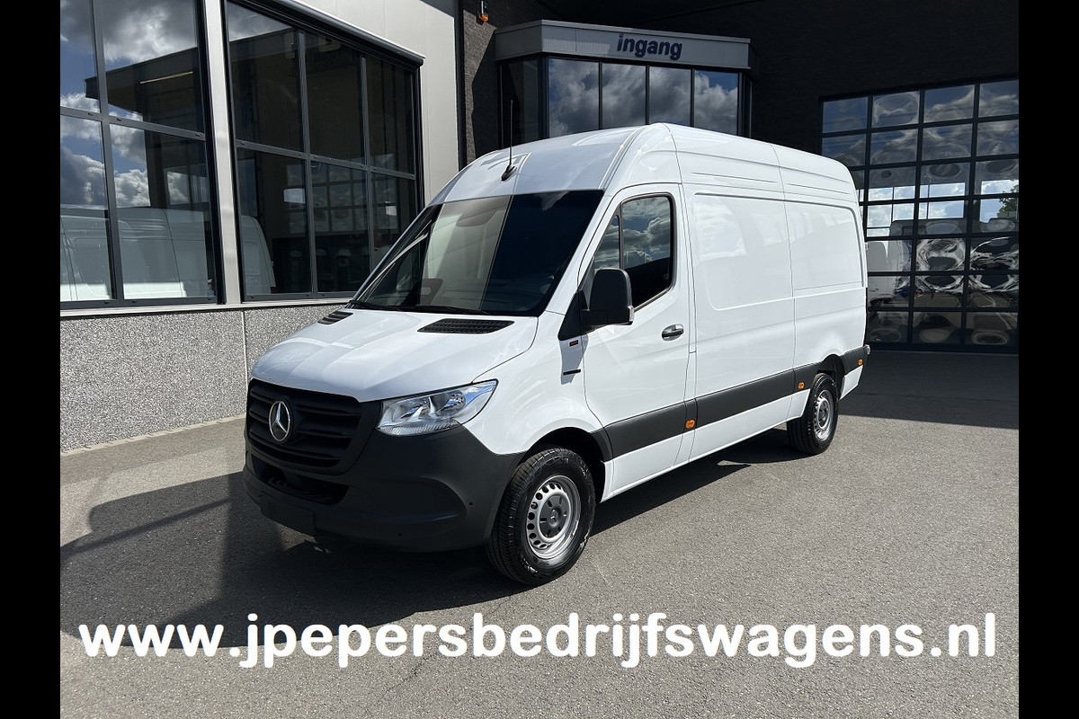 Mercedes-Benz eSprinter 320 L2 Pro 81kWh / Snel laden 115Kw / Trekhaak / MBUX / Navigatie / Camera / Cruise control / Airco / 270 Graden achterdeuren .