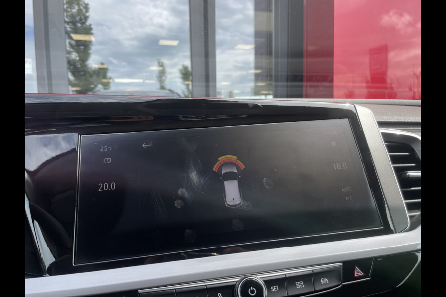 Opel Grandland 1.2 Turbo | 18" Velgen | Camera | Stoel/Stuurwiel verwarming | regensensor | Navigatie
