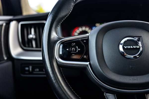 Volvo XC60 2.0 T8 Twin Engine AWD /Pano/R-Design/H&K