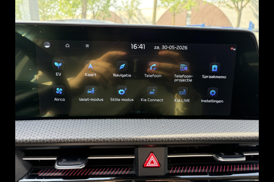 Kia Ev6 Plus 77.4 kWh VAN: 35.900,- VOOR: 32.877,- UW WKVOORDEEL: 3.023,- | SOH 100% | KIA DEALERONDERHOUDEN | MERIDIAN AUDIO | STOEL-, STUUR- & ACHTERBANKVERWARMING | STOELVERKOELING | ELEKTRISCHE KOFFERBAK | FABRIEKSGARANTIE TOT 12-2030