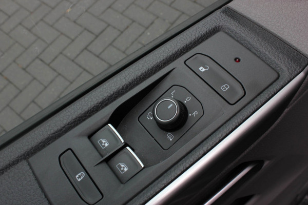 Volkswagen Transporter 2.0 TDI L2H1 204PK JB-EDITION DSG / PDC / VERLAGINGSVEREN / LEDEREN BEKLEDING / FULL / APPLE CARPLAY /NAVI