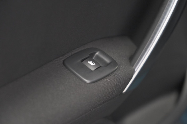 Peugeot 2008 PureTech 110 Allure | UNIEKE KLEUR! | Trekhaak | Camera | Apple Carplay | Parkeersensoren