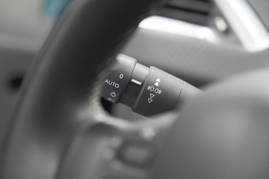 Peugeot 2008 PureTech 110 Allure | UNIEKE KLEUR! | Trekhaak | Camera | Apple Carplay | Parkeersensoren