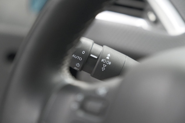 Peugeot 2008 PureTech 110 Allure | UNIEKE KLEUR! | Trekhaak | Camera | Apple Carplay | Parkeersensoren