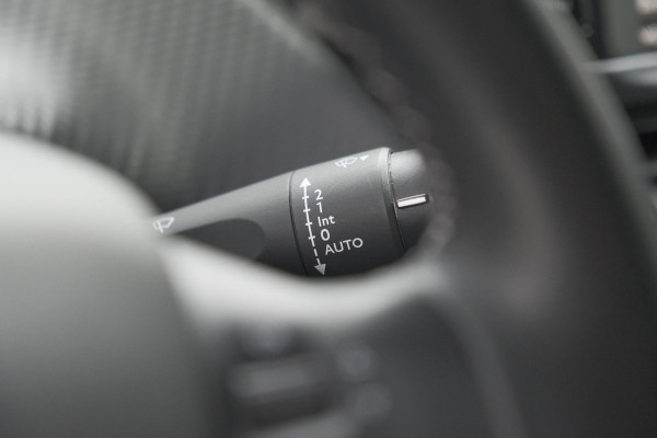 Peugeot 2008 PureTech 110 Allure | UNIEKE KLEUR! | Trekhaak | Camera | Apple Carplay | Parkeersensoren