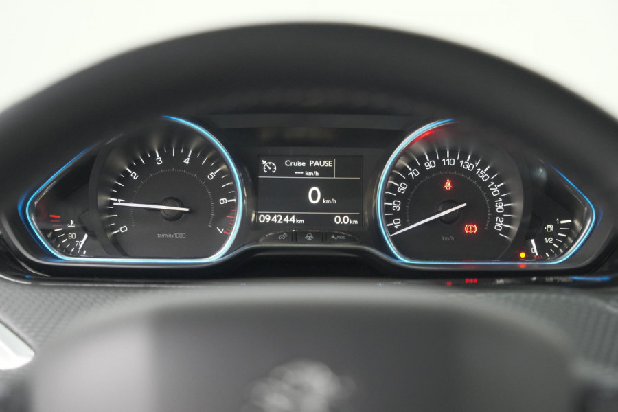 Peugeot 2008 PureTech 110 Allure | UNIEKE KLEUR! | Trekhaak | Camera | Apple Carplay | Parkeersensoren
