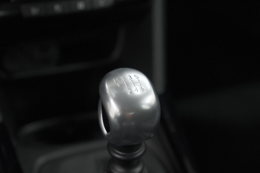 Peugeot 2008 PureTech 110 Allure | UNIEKE KLEUR! | Trekhaak | Camera | Apple Carplay | Parkeersensoren