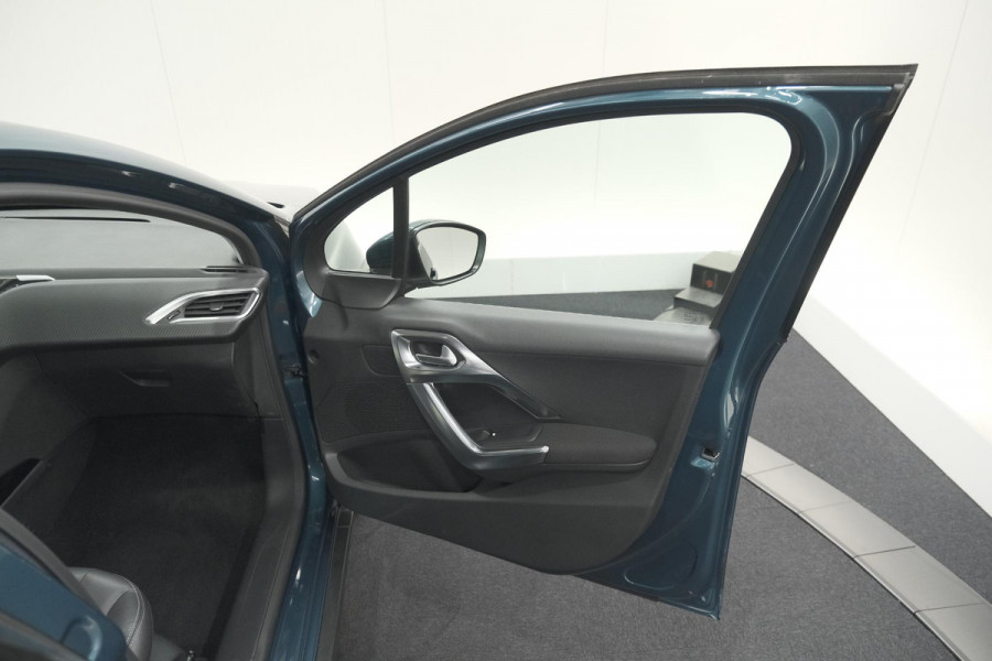 Peugeot 2008 PureTech 110 Allure | UNIEKE KLEUR! | Trekhaak | Camera | Apple Carplay | Parkeersensoren