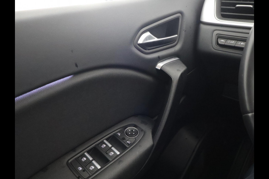 Renault Captur 1.3 TCe 140 PK INTENS 1e EIG GARANTIE 5-2032! NAVIGATIE . PARKEERSENSOREN VOOR & ACHTER .