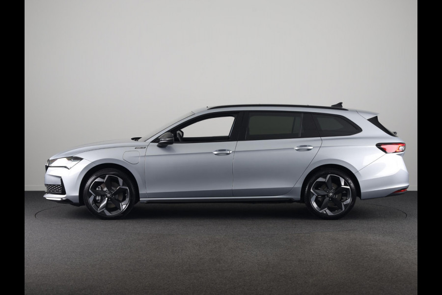 Škoda Superb Combi Sportline Business PHEV 1.5 TSI 204 pk 6 versn. DSG | Panoramadak | Wegklapbare trekhaak | Winter pakket | 19 inch lichtmetalen velgen