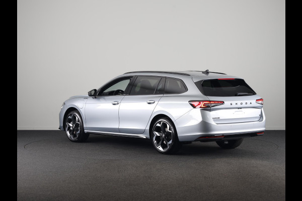 Škoda Superb Combi Sportline Business PHEV 1.5 TSI 204 pk 6 versn. DSG | Panoramadak | Wegklapbare trekhaak | Winter pakket | 19 inch lichtmetalen velgen