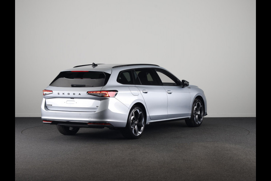 Škoda Superb Combi Sportline Business PHEV 1.5 TSI 204 pk 6 versn. DSG | Panoramadak | Wegklapbare trekhaak | Winter pakket | 19 inch lichtmetalen velgen