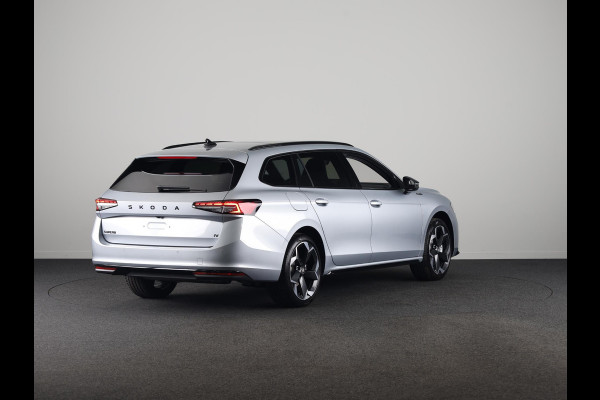 Škoda Superb Combi Sportline Business PHEV 1.5 TSI 204 pk 6 versn. DSG | Panoramadak | Wegklapbare trekhaak | Winter pakket | 19 inch lichtmetalen velgen