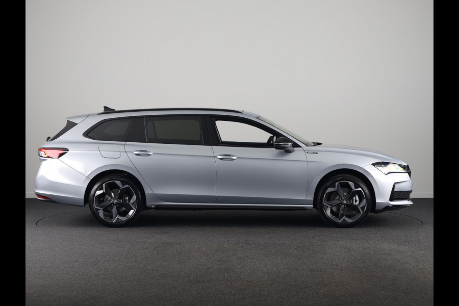 Škoda Superb Combi Sportline Business PHEV 1.5 TSI 204 pk 6 versn. DSG | Panoramadak | Wegklapbare trekhaak | Winter pakket | 19 inch lichtmetalen velgen