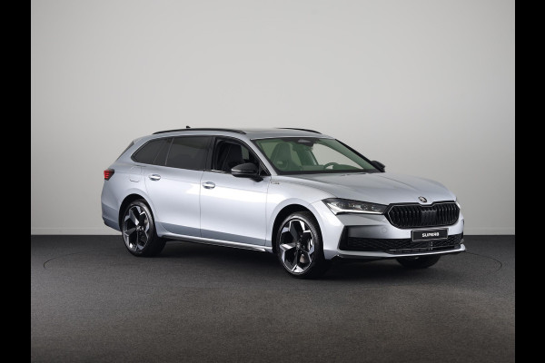 Škoda Superb Combi Sportline Business PHEV 1.5 TSI 204 pk 6 versn. DSG | Panoramadak | Wegklapbare trekhaak | Winter pakket | 19 inch lichtmetalen velgen