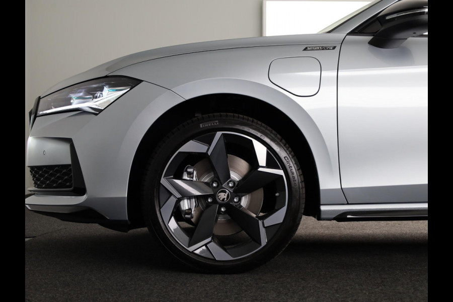 Škoda Superb Combi Sportline Business PHEV 1.5 TSI 204 pk 6 versn. DSG | Panoramadak | Wegklapbare trekhaak | Winter pakket | 19 inch lichtmetalen velgen