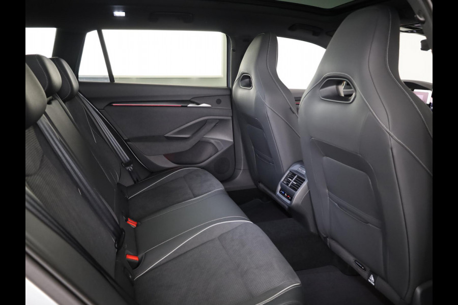 Škoda Superb Combi Sportline Business PHEV 1.5 TSI 204 pk 6 versn. DSG | Panoramadak | Wegklapbare trekhaak | Winter pakket | 19 inch lichtmetalen velgen