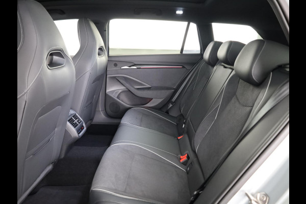 Škoda Superb Combi Sportline Business PHEV 1.5 TSI 204 pk 6 versn. DSG | Panoramadak | Wegklapbare trekhaak | Winter pakket | 19 inch lichtmetalen velgen