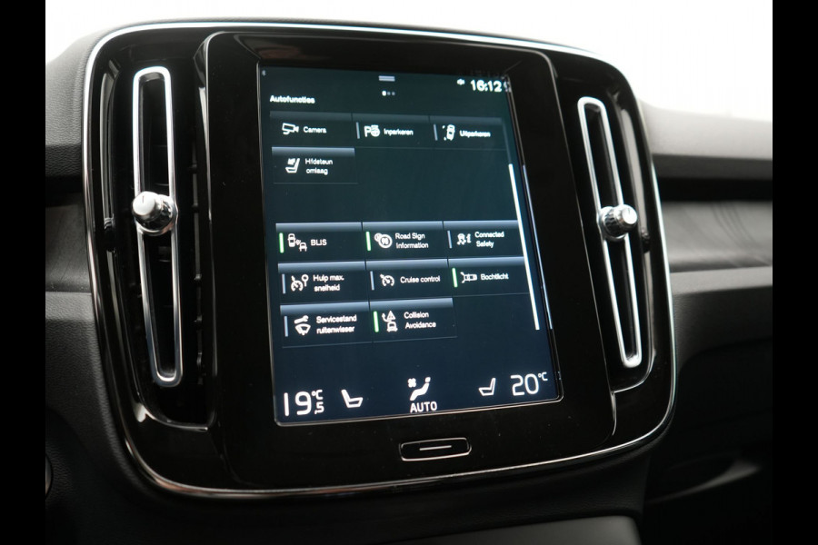 Volvo XC40 T5 Plus Dark PHEV 262pk Dealer O.H. | Adaptive Cruise | 360 Camera | Harman / Kardon | Lederen Sportstoelen Memory & Verwarmd | Keyless | Blis | Stuur Verwarmd | Apple Carplay | Navigatie | DAB | 19"L.M | Plug In Hybrid |
