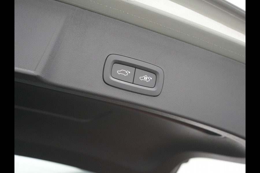 Volvo XC40 T5 Plus Dark PHEV 262pk Dealer O.H. | Adaptive Cruise | 360 Camera | Harman / Kardon | Lederen Sportstoelen Memory & Verwarmd | Keyless | Blis | Stuur Verwarmd | Apple Carplay | Navigatie | DAB | 19"L.M | Plug In Hybrid |