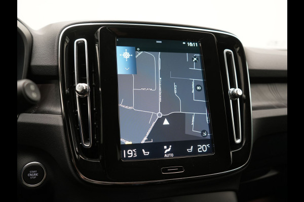 Volvo XC40 T5 Plus Dark PHEV 262pk Dealer O.H. | Adaptive Cruise | 360 Camera | Harman / Kardon | Lederen Sportstoelen Memory & Verwarmd | Keyless | Blis | Stuur Verwarmd | Apple Carplay | Navigatie | DAB | 19"L.M | Plug In Hybrid |