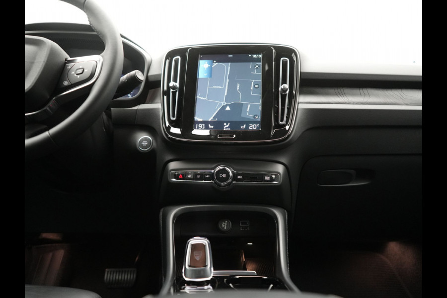 Volvo XC40 T5 Plus Dark PHEV 262pk Dealer O.H. | Adaptive Cruise | 360 Camera | Harman / Kardon | Lederen Sportstoelen Memory & Verwarmd | Keyless | Blis | Stuur Verwarmd | Apple Carplay | Navigatie | DAB | 19"L.M | Plug In Hybrid |