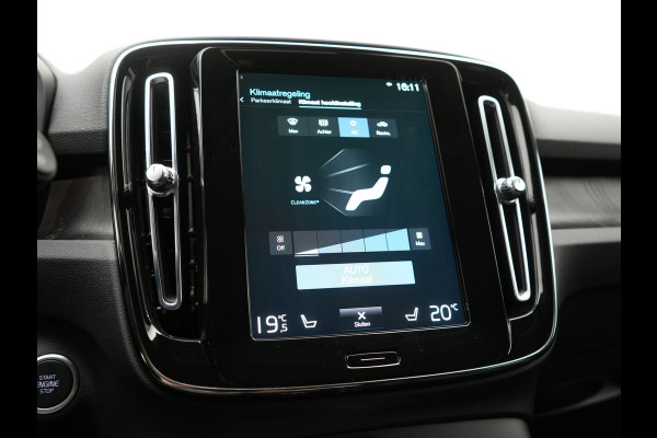 Volvo XC40 T5 Plus Dark PHEV 262pk Dealer O.H. | Adaptive Cruise | 360 Camera | Harman / Kardon | Lederen Sportstoelen Memory & Verwarmd | Keyless | Blis | Stuur Verwarmd | Apple Carplay | Navigatie | DAB | 19"L.M | Plug In Hybrid |
