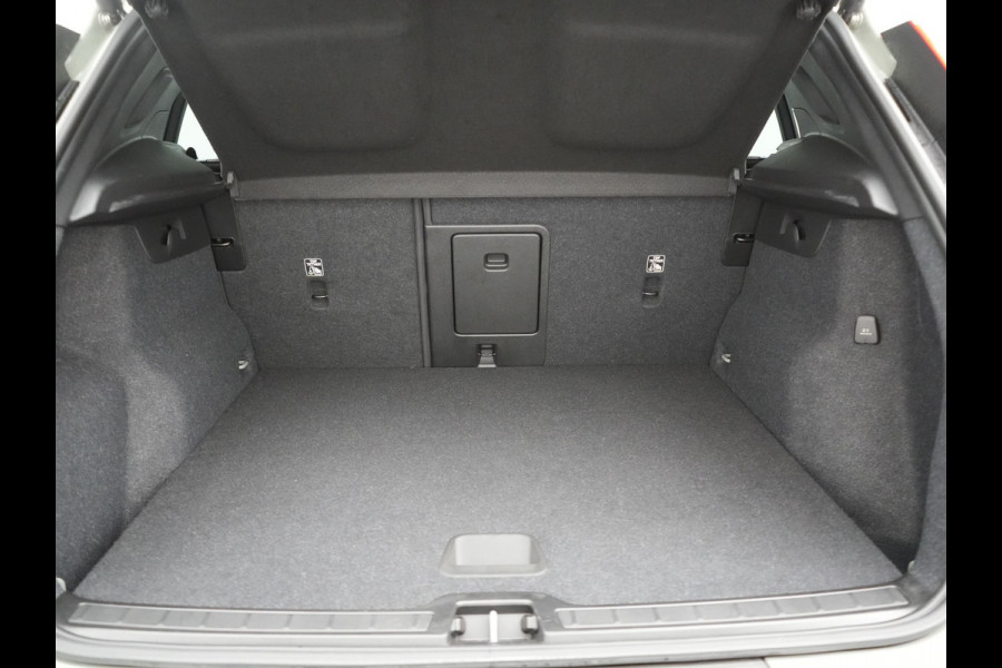 Volvo XC40 T5 Plus Dark PHEV 262pk Dealer O.H. | Adaptive Cruise | 360 Camera | Harman / Kardon | Lederen Sportstoelen Memory & Verwarmd | Keyless | Blis | Stuur Verwarmd | Apple Carplay | Navigatie | DAB | 19"L.M | Plug In Hybrid |